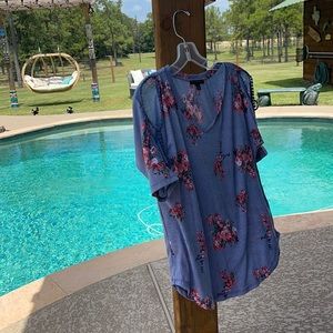 Stripped short sleeve top with cold shoulders